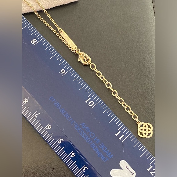 Kendra Scott Isla White Iridescent Quartz Pendant Necklace - Picture 9 of 9